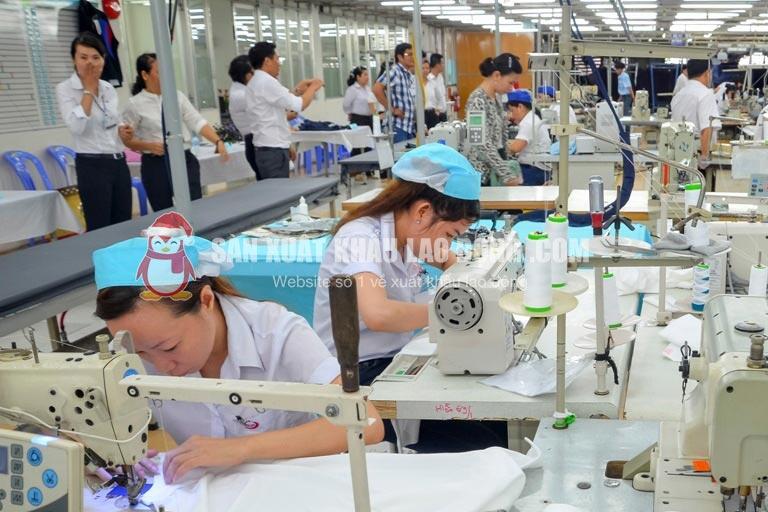 Công nhân đang làm việc trong xí nghiệp may